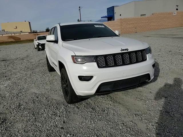 2017 Jeep Grand Cherokee - Image 11