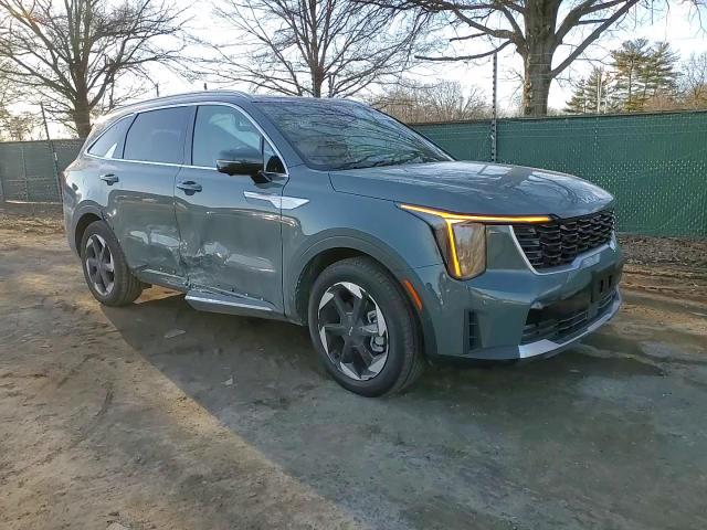 2025 Kia Sorento - Image 11