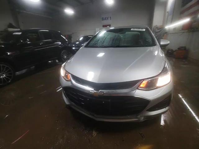 2019 Chevrolet Cruze - Image 13