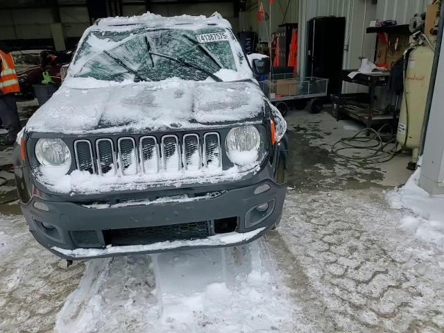 2017 Jeep Renegade - Image 12