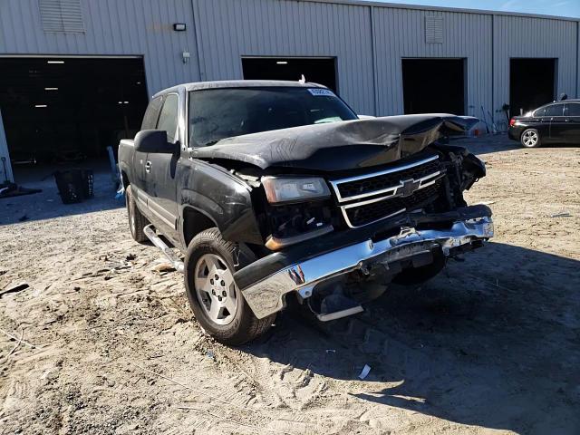 2006 Chevrolet Silverado - Image 11