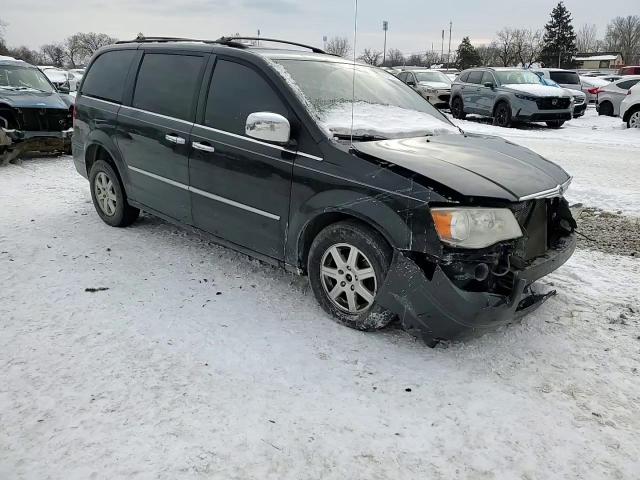 2010 Chrysler Town & Country - Image 12