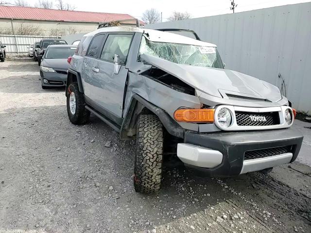 2014 Toyota FJ Cruiser - Image 12