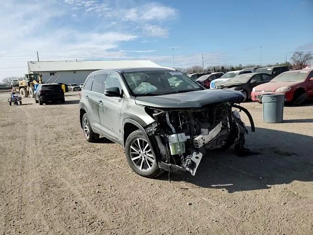 2017 Toyota Highlander - Image 11