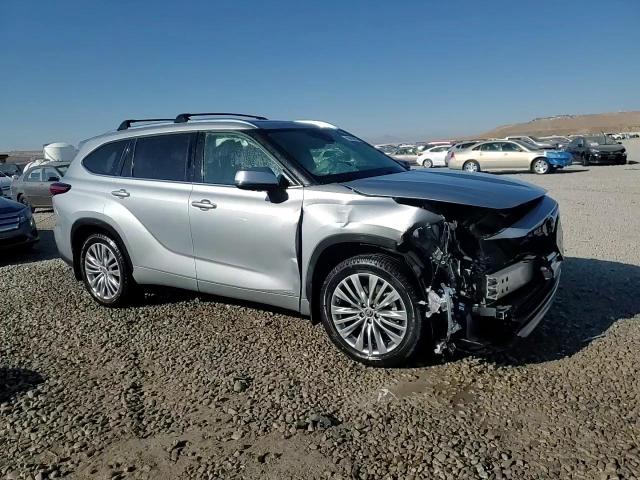 2022 Toyota Highlander - Image 14
