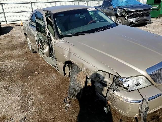 2011 Lincoln Town Car - Image 11