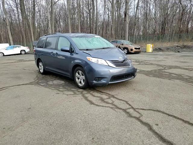 2017 Toyota Sienna - Image 11