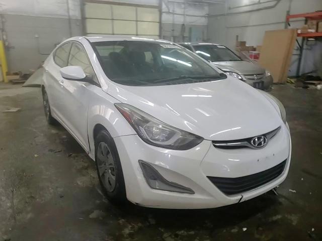 2016 Hyundai Elantra - Image 13