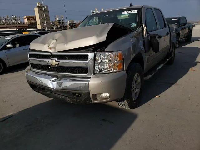 2007 Chevrolet Silverado - Image 11