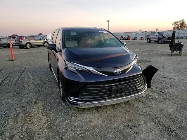 2022 Toyota Sienna - Image 11