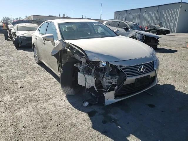 2014 Lexus ES - Image 10