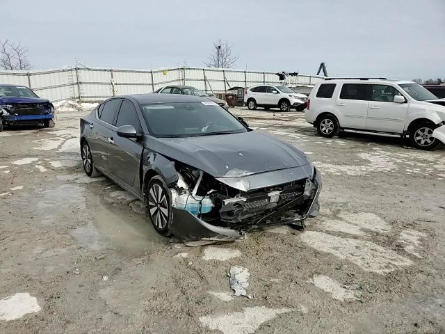 2021 Nissan Altima - Image 11