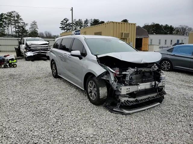 2021 Toyota Sienna - Image 14