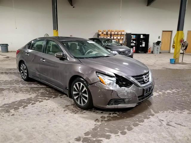 2016 Nissan Altima - Image 13