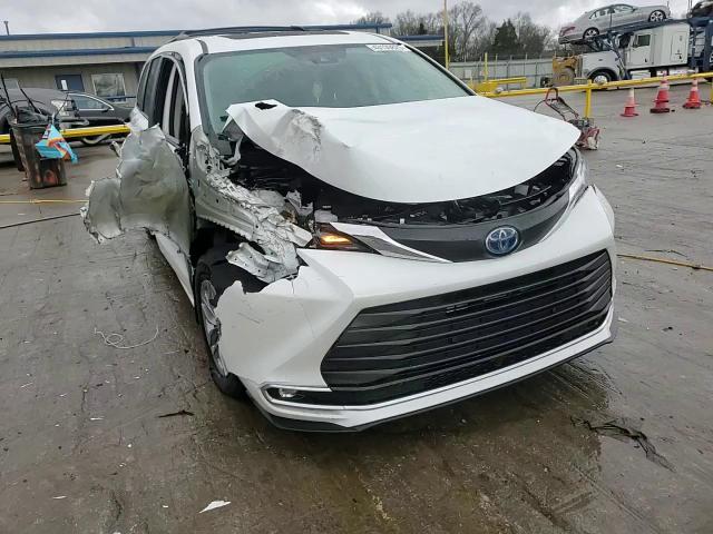 2022 Toyota Sienna - Image 15