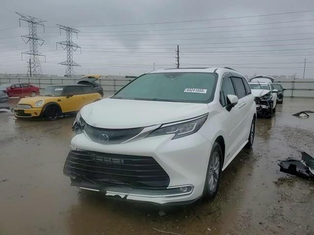 2021 Toyota Sienna - Image 10