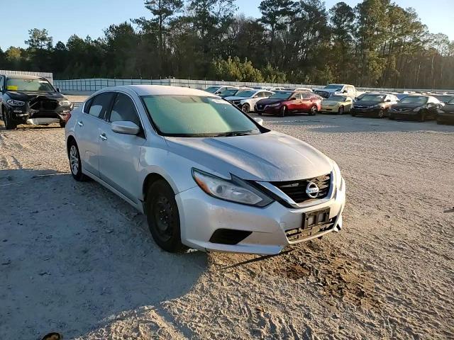 2017 Nissan Altima - Image 10