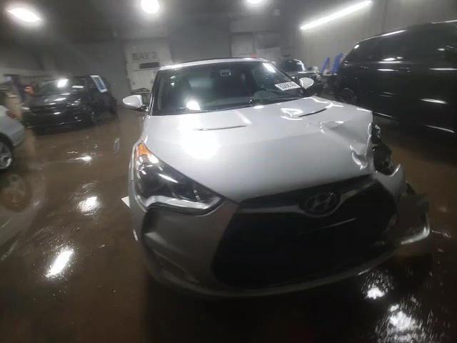 2013 Hyundai Veloster - Image 13