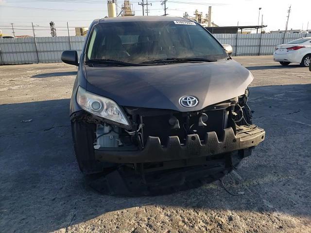 2017 Toyota Sienna - Image 12