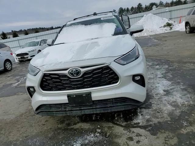 2022 Toyota Highlander - Image 12