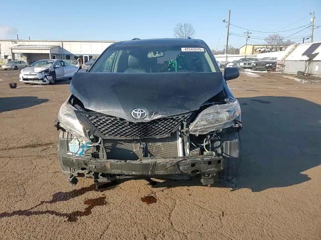 2017 Toyota Sienna - Image 12