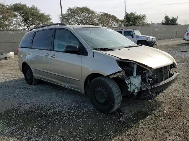 2010 Toyota Sienna - Image 12