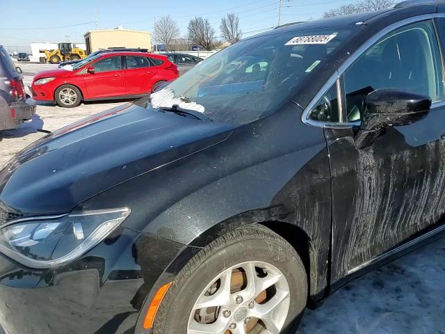 2018 Chrysler Pacifica - Image 11