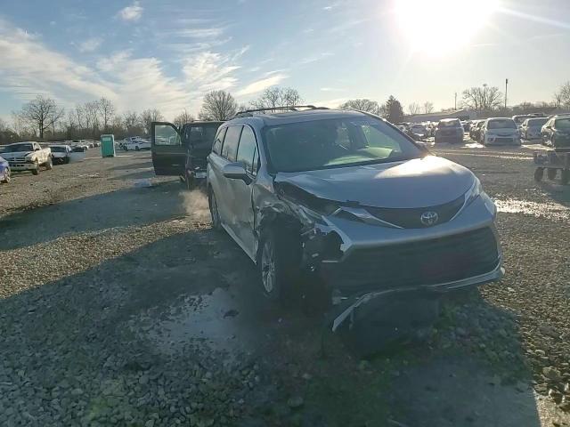 2022 Toyota Sienna - Image 12