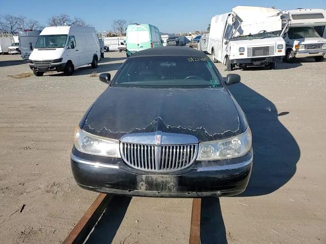 2001 Lincoln Town Car - Image 11