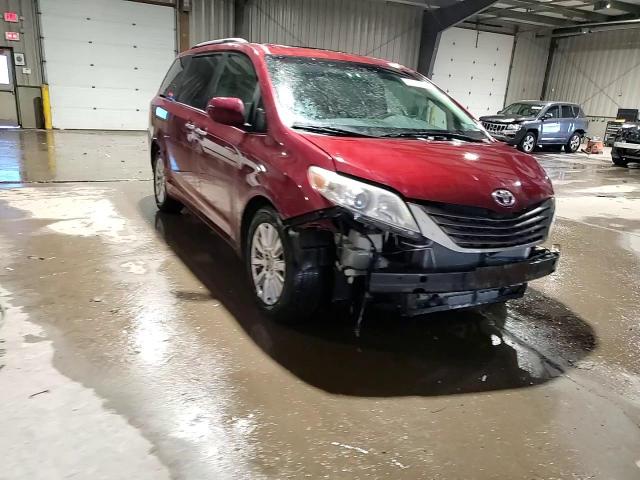 2011 Toyota Sienna - Image 12
