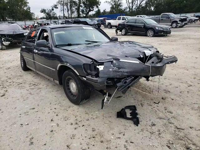 2002 Lincoln Town Car - Image 11