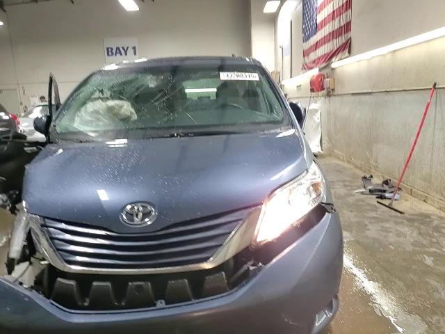 2017 Toyota Sienna - Image 14