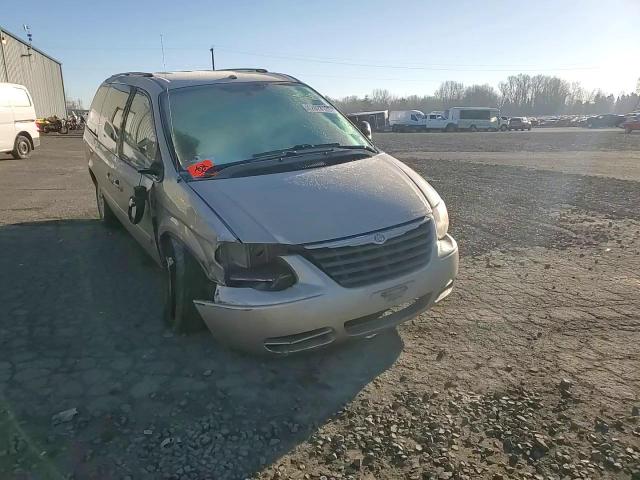 2006 Chrysler Town & Country - Image 11