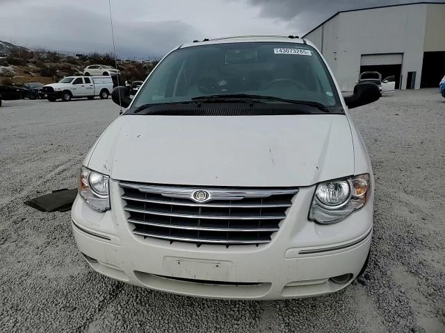 2005 Chrysler Town & Country - Image 11