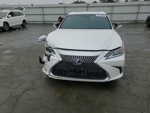 2021 Lexus ES - Image 11