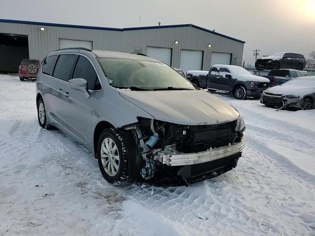 2017 Chrysler Pacifica - Image 15