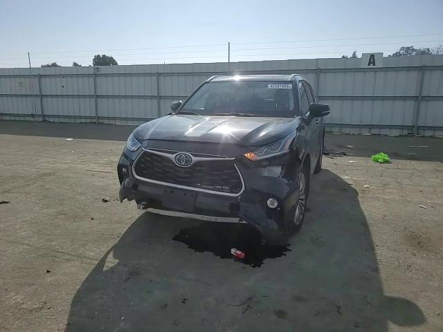 2022 Toyota Highlander - Image 10