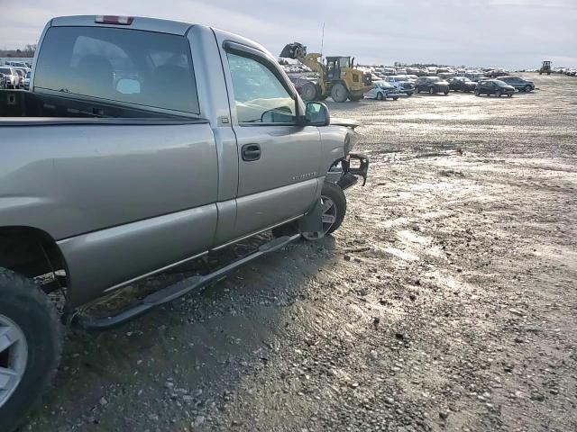 2003 Chevrolet Silverado - Image 11