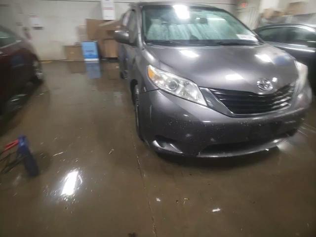 2013 Toyota Sienna - Image 13