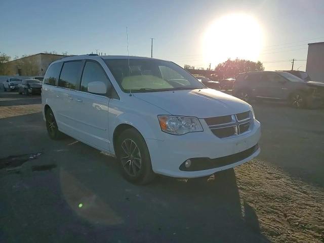 2017 Dodge Caravan - Image 12