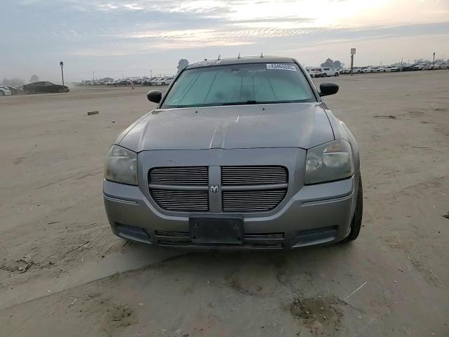 2005 Dodge Magnum - Image 11