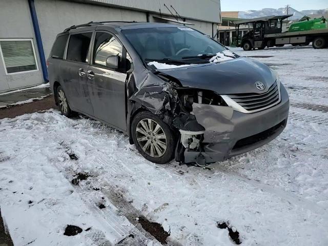 2013 Toyota Sienna - Image 12