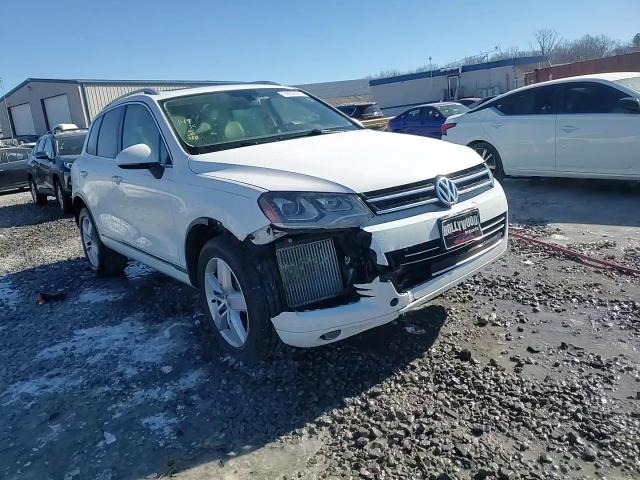 2014 Volkswagen Touareg - Image 14