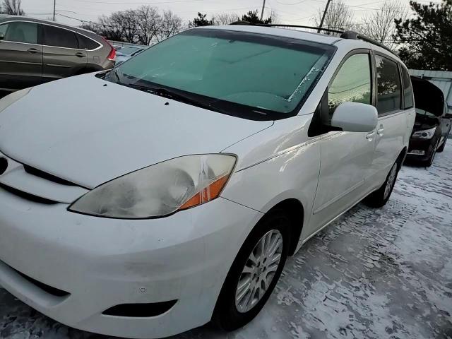 2009 Toyota Sienna - Image 12
