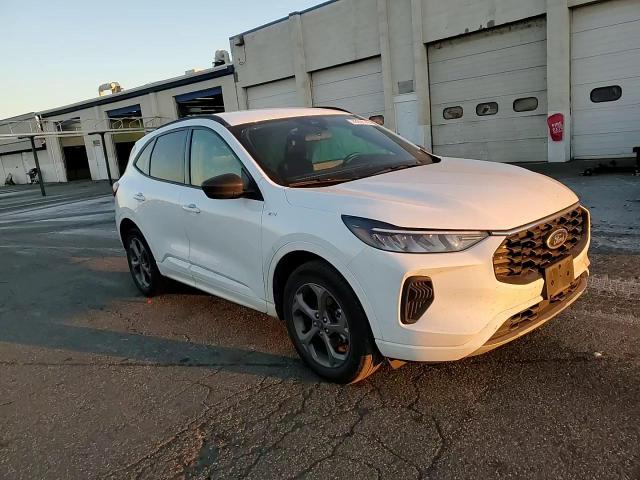 2023 Ford Escape - Image 12