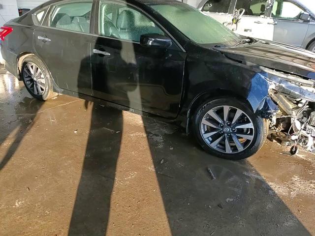 2017 Nissan Altima - Image 13