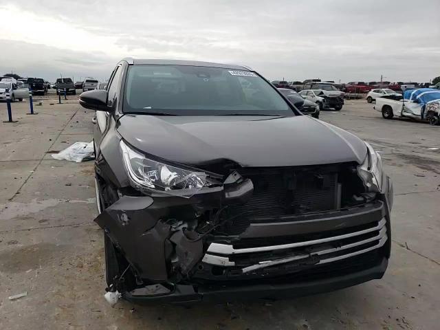 2019 Toyota Highlander - Image 12