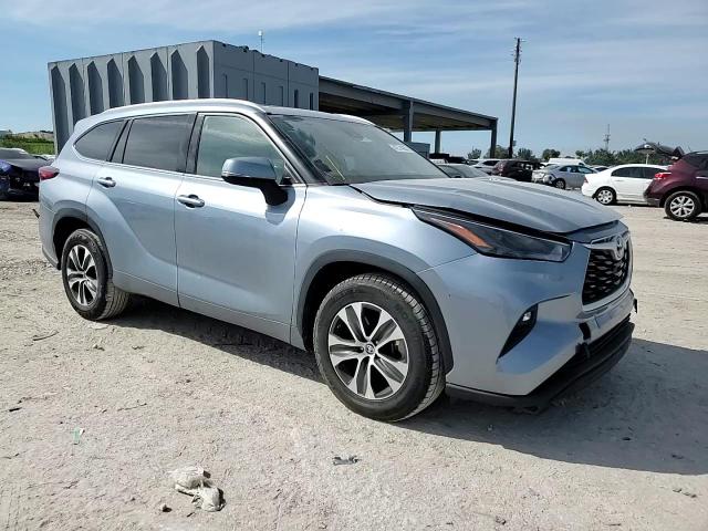 2022 Toyota Highlander - Image 12