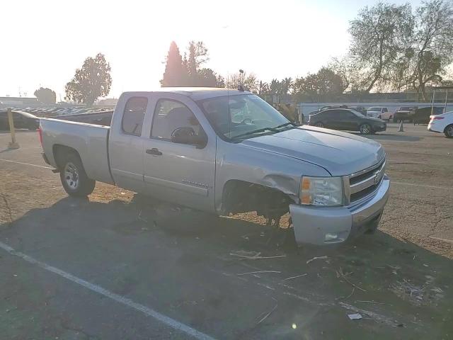 2007 Chevrolet Silverado - Image 11