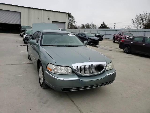 2004 Lincoln Town Car - Image 10